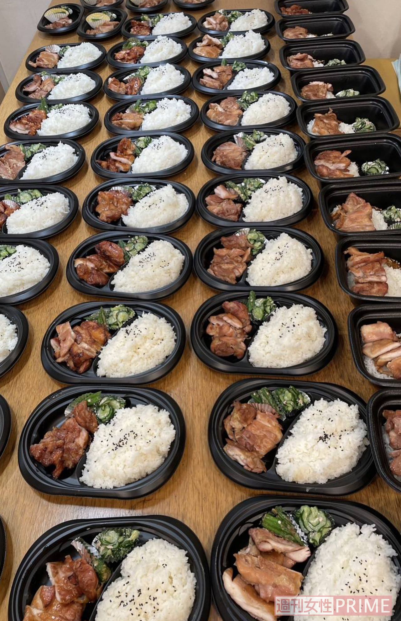 子ども食堂を営む南谷さんがボランティアとともに作っているお弁当