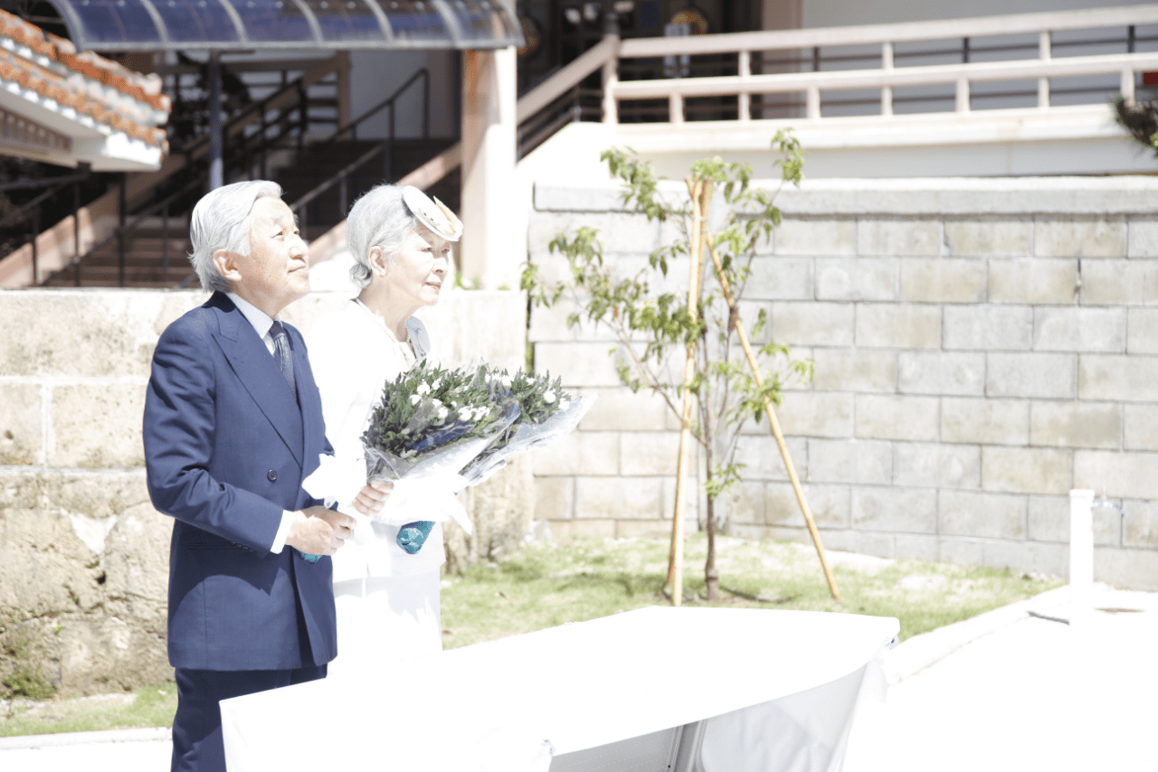 沖縄県那覇市にある慰霊碑「小桜の塔」を訪れ、対馬丸事件の犠牲者を追悼する上皇ご夫妻（2014年6月）