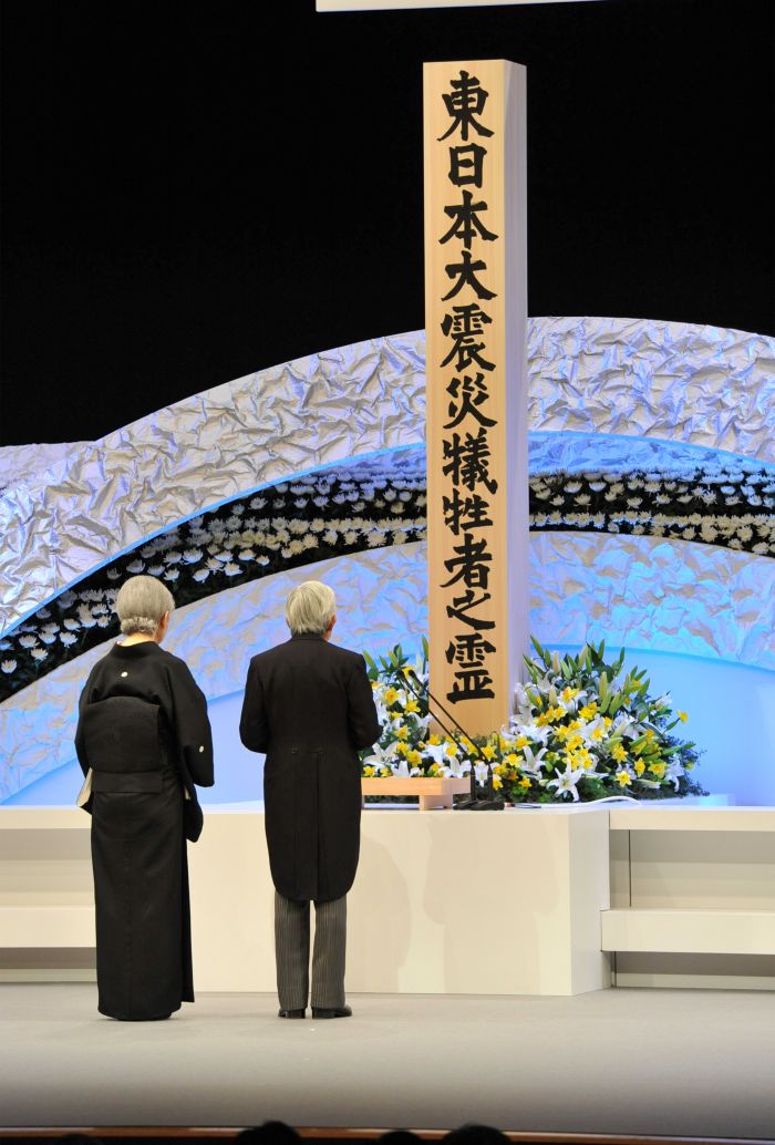 '12年3月、東日本大震災一周年追悼式。病院から退院されたばかりの天皇陛下が、自ら足を運んで犠牲者を悼みたいという思いから、出席を強く望まれた