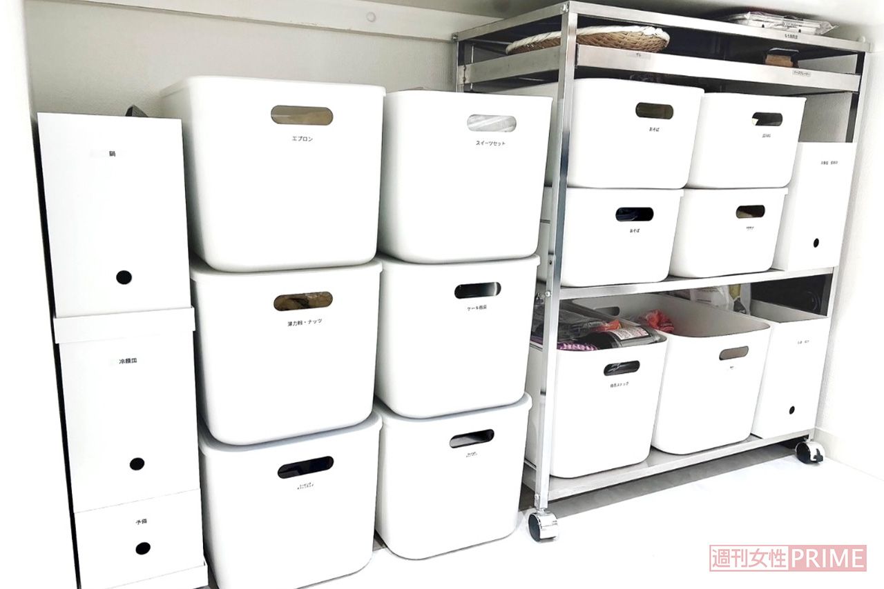 キッチン収納は無印良品の収納ボックスで統一。あえて空のボックスを1つ加えることで、新しく買ったアイテムなどをいつでも収納できるよう予備スペースをつくっておく