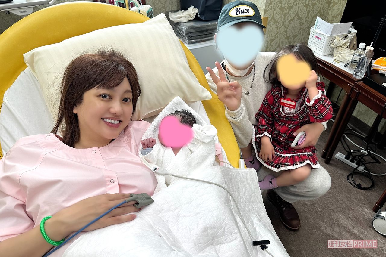 次女の出産直後の写真。次女のお産には、長女と夫も駆けつけ、和やかな出産になった菊地亜美さん