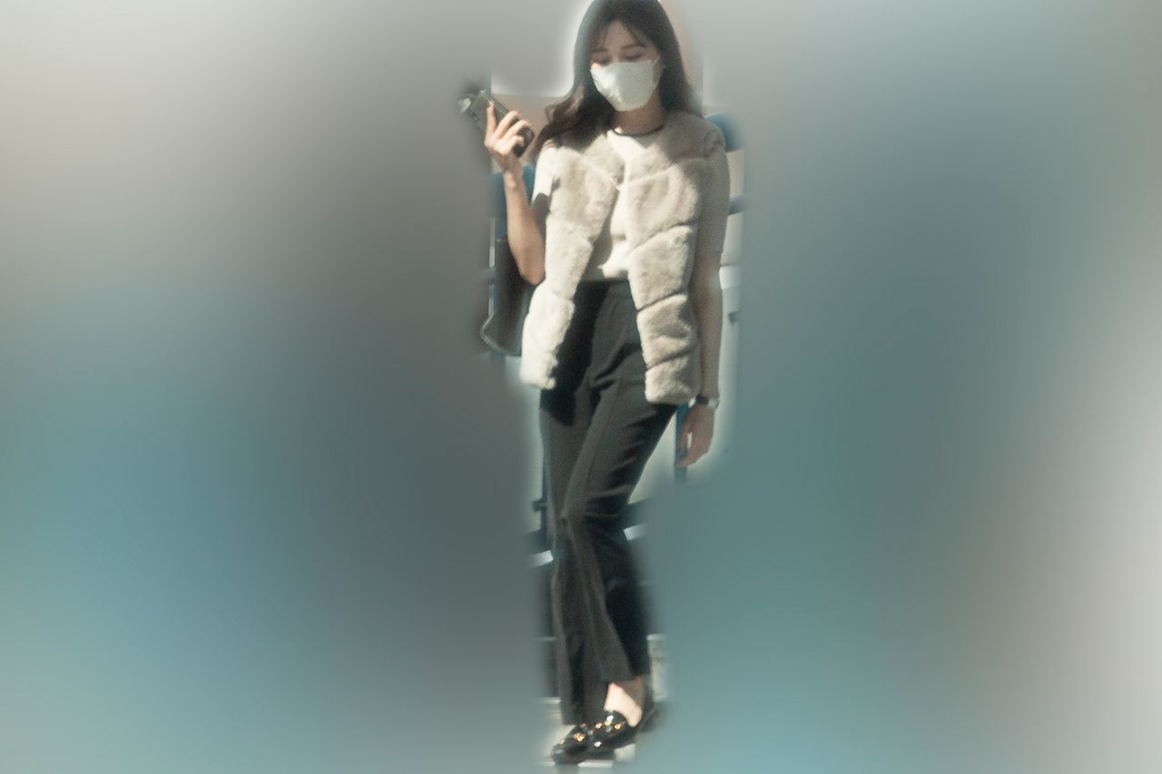 自宅マンションから出てくる楫真梨子