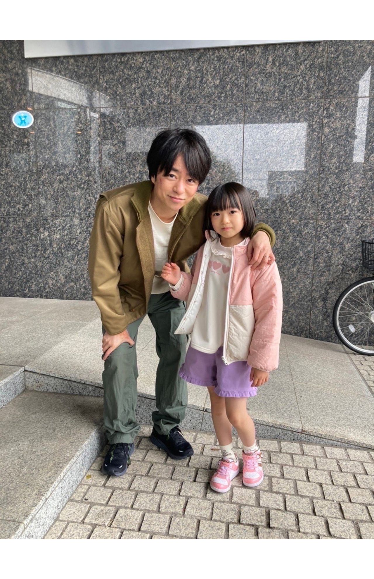 櫻井翔の娘役・吉田帆乃華とのツーショット。父親役として迫真の演技を見せていた（番組公式Twitterより）