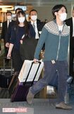 NY行きの飛行機に乗り込む直前の小室眞子さんと圭さん夫妻('21年11月14日)