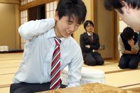 藤井聡太四段、稽古後のあいさつと同時にプロレス開始!のヤンチャぶり