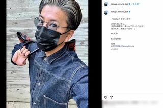 持ち手に指先をひっかけ、持ち手を肩に乗せるようにしてカバンを持つ“ジャニ持ち”を披露する木村拓哉（本人のインスタグラムより）