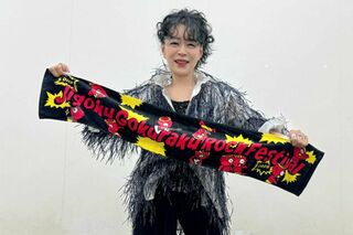 フレアロングとスキニーのアシンメトリーパンツは動きが映える。（本人公式Xより）