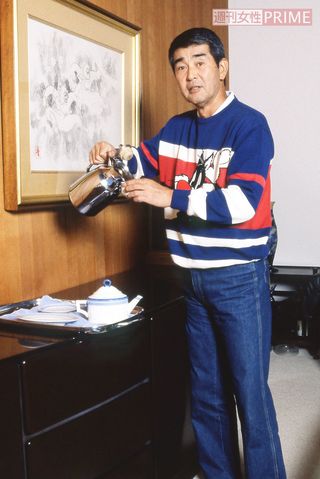 普段はマスコミNGの都内自宅で特別にプライベートショットを。リビングのソファでくつろぐ様子などを撮影した（’97年）　撮影／本誌写真班