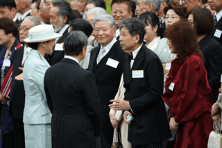 4月に行われた園遊会で“猫談議”に花を咲かせた両陛下と横尾さん（右端）