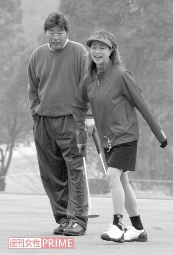 プロゴルファーの尾崎健夫氏（左）と女優の坂口良子さんのゴルフ大会でのツーショット（2004年）