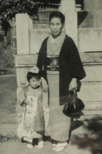 おばあちゃん子だった3歳のみと。近所のお寺にて