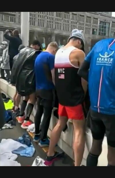 植栽に向かって立ち小便をするランナーたち、外国人の姿も（Twitterより）