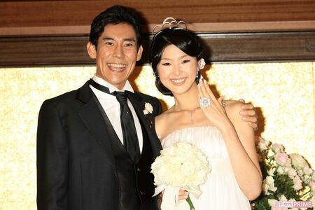 結婚会見での高嶋政伸と美元