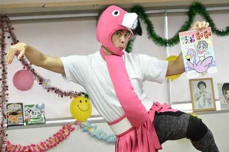 手作りのフラミンゴの衣装を着た小島よしお（筆者撮影）／東洋経済オンライン