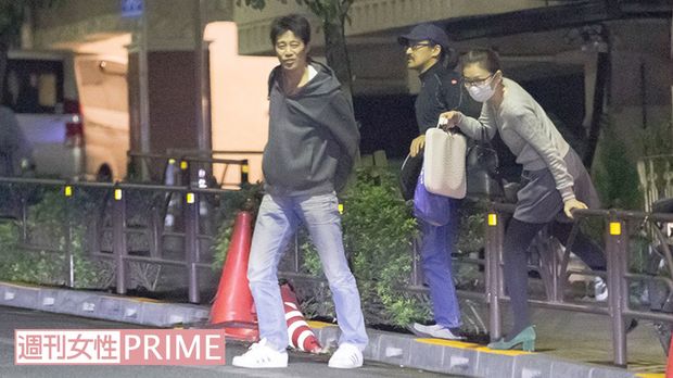 バーを出たのは翌朝5時ごろ。タクシーを止めるべく車道へ出る