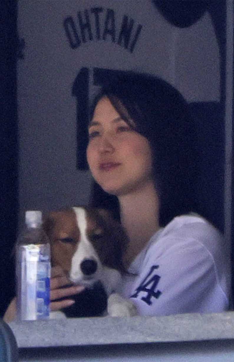 ドジャー・スタジアムで観戦する真美子さん。遠征にもついていくかも（Xより）