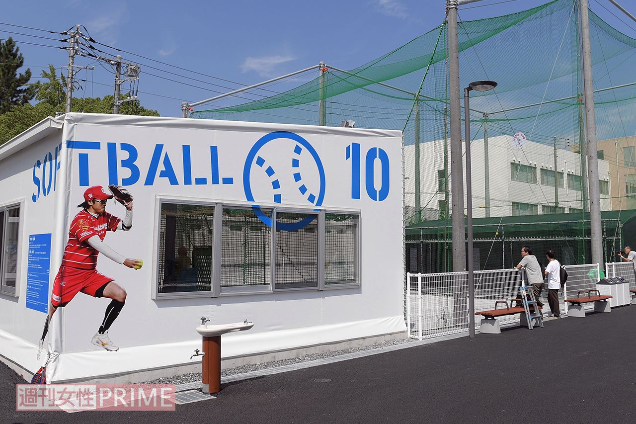 打席までの距離が近いソフトボールは、体感スピードも野球の約1・5倍。上野投手の剛速球に挑戦　撮影／渡邉智裕