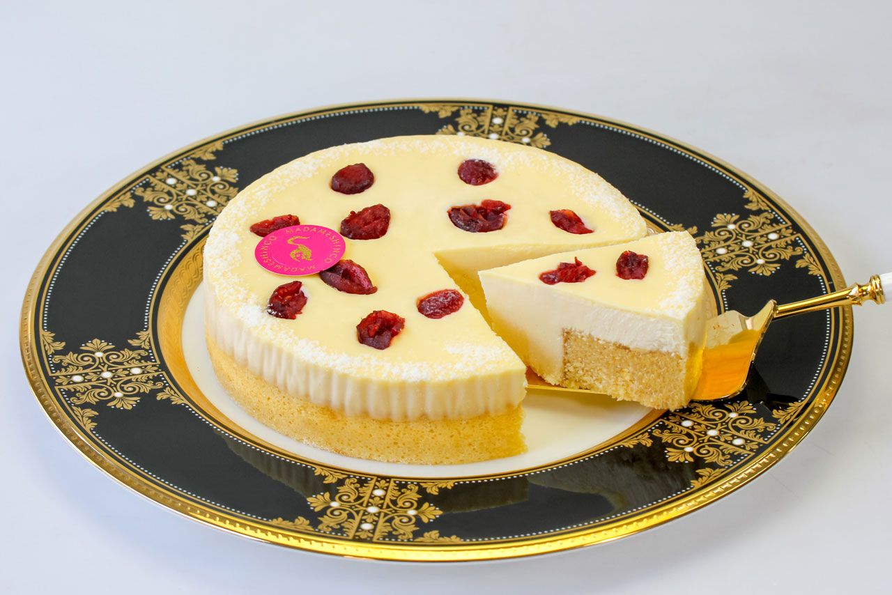 ベイクドレアチーズバウム／2592円。焼いたレアチーズクリームがのった、爽やかな甘さのバウムクーヘン。トッピングのクランベリーが、口の中をさらにすっきりさせてくれる。箕面本店、彩都店限定商品。