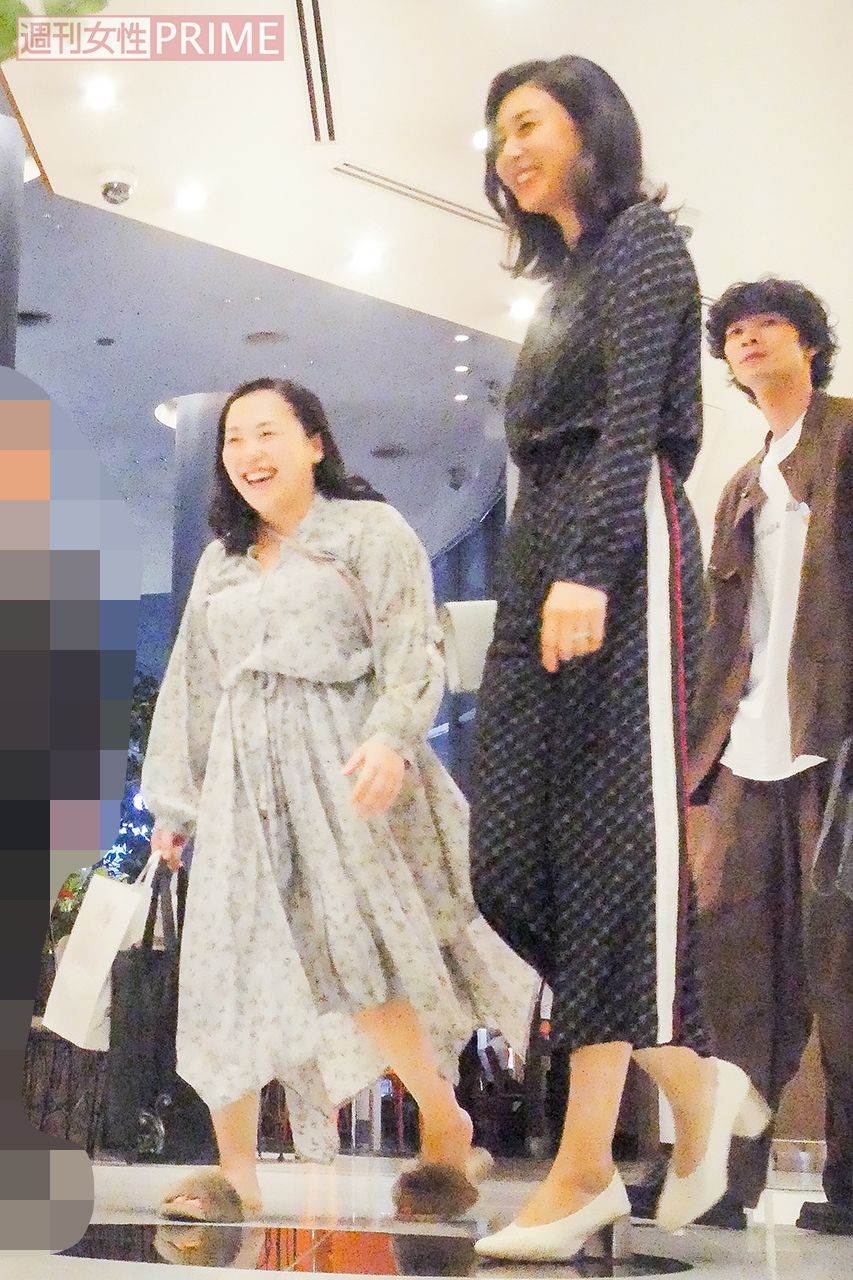 松嶋菜々子（写真中）、清原翔（写真右）　2次会に向かう途中、笑顔でほかの共演者たちと雑談していた