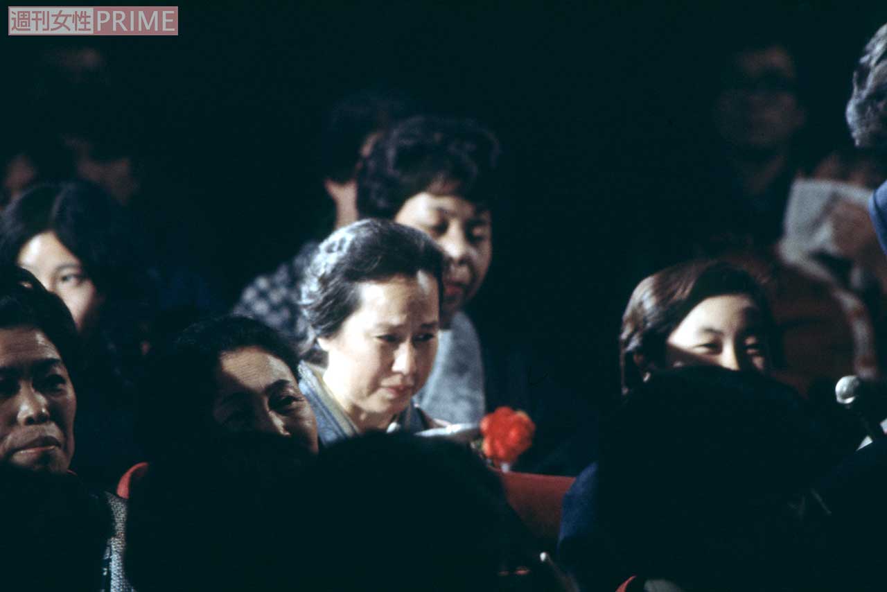 娘が日本歌謡大賞新人賞を受賞し涙ぐむ幸子さん（’72年）