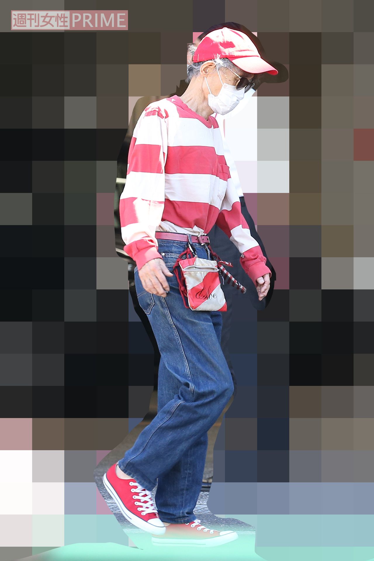 ウエストポーチも赤白のボーダー