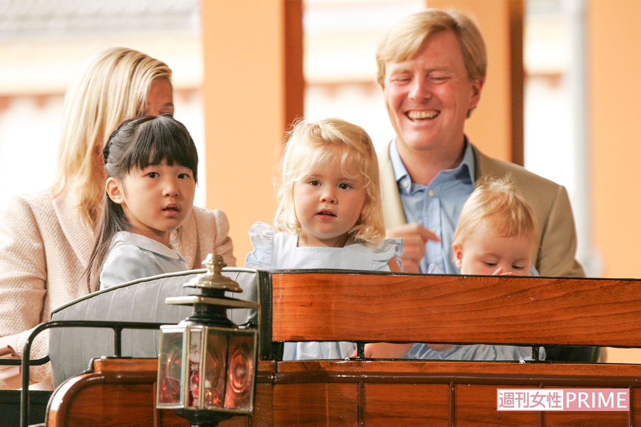 4歳の夏はご家族とオランダでご静養され、初めて海外をご訪問。オランダ王室の長女で2歳のアマーリア王女と仲よく遊ぶ姿も