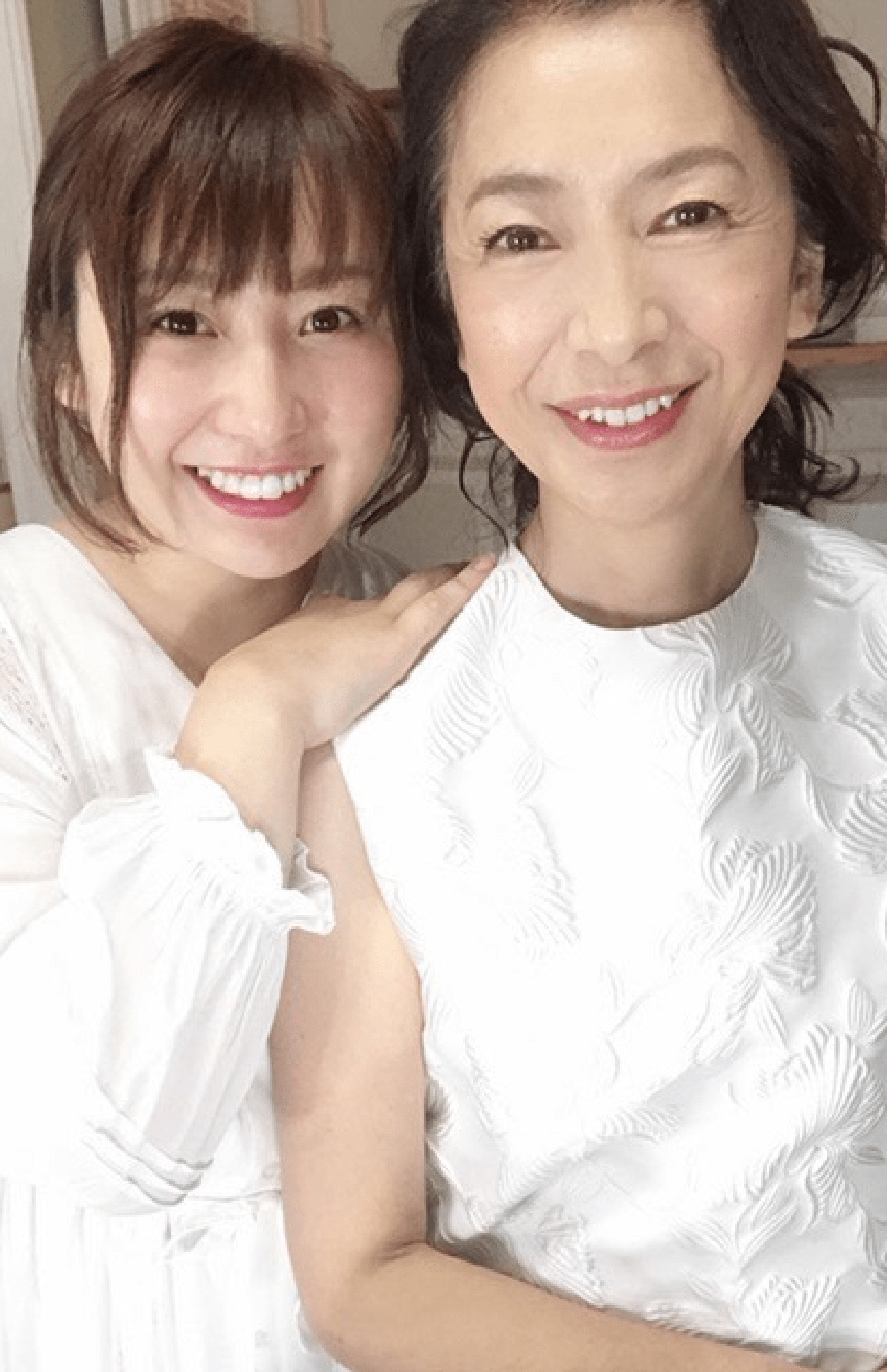 現在はスキンケアブランドを母娘で運営。美肌がまぶしい