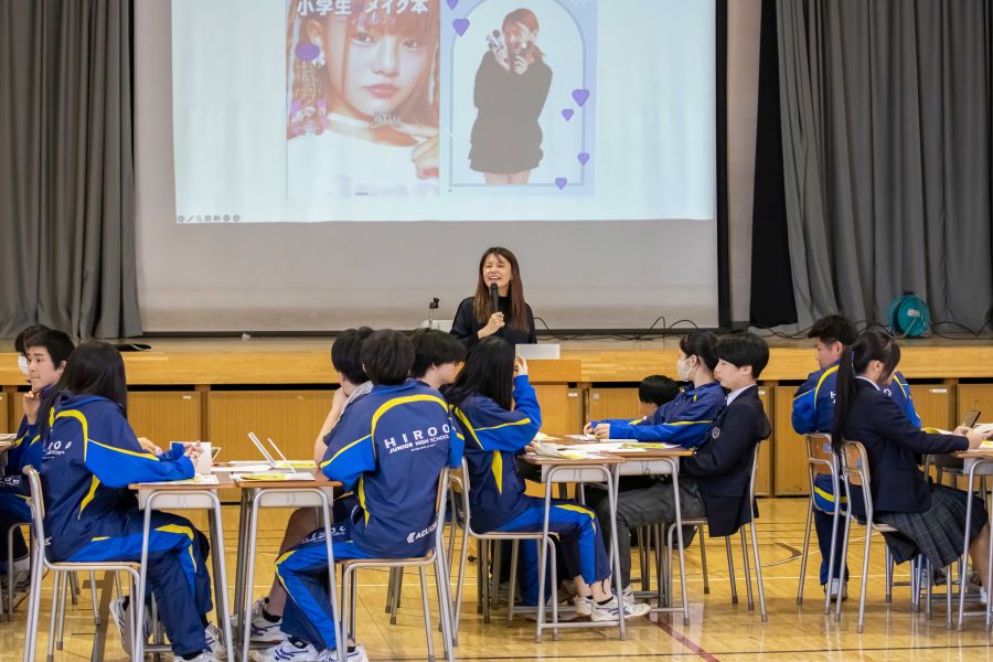 中学生を対象に「メ育」の授業を行ったイガリシノブさんⒸ講談社