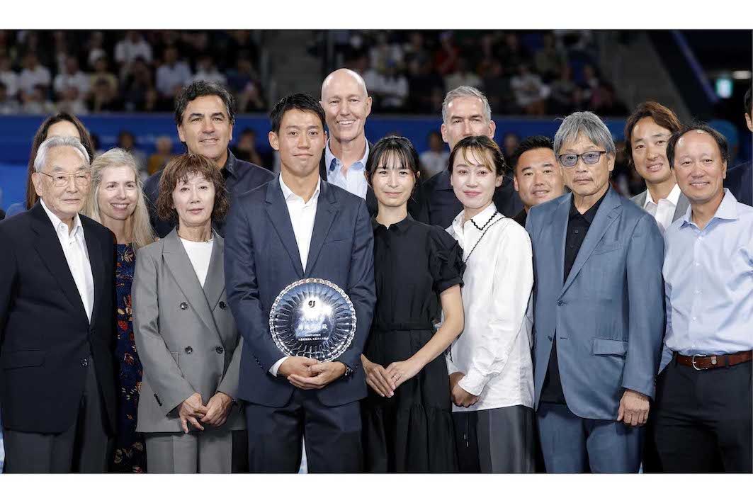 2026年10月6日、引退セレモニーを開催した錦織圭（前列左から3人目）。左隣は母・恵理さん、右隣は妻・観月あこ。観月の右隣が錦織の姉・玲奈さん　写真/共同通信社