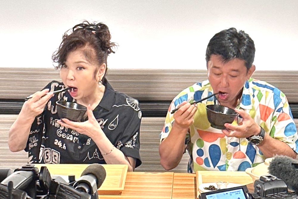 八代亜紀さんが入院する1週間ほど前に、新田は八代さんと香川県にロケに出ていた（新田純一提供）