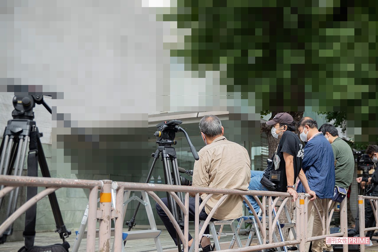 竹内さんが自殺したとみられる現場にかけつけた報道陣（2020年9月27日）