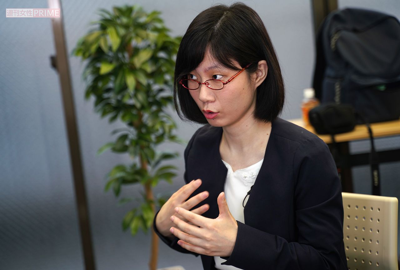 赤木雅子さんに取材をするたかまつなな