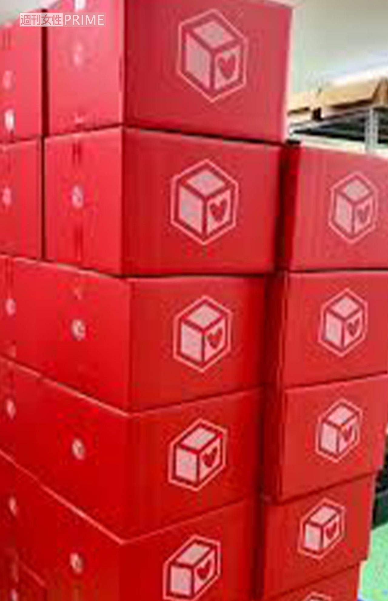 赤い箱に生理用品が