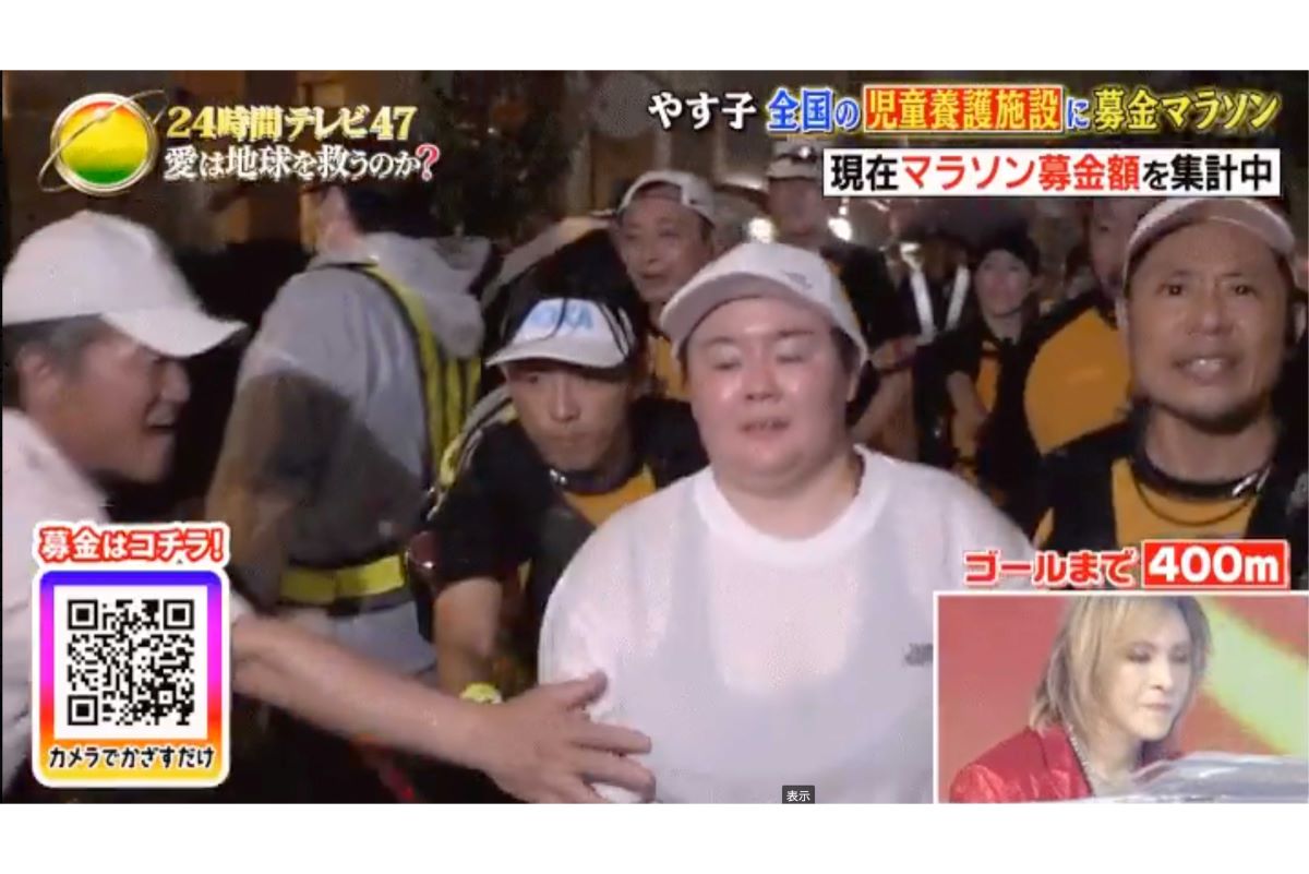 SNSで拡散されている、肩などではなく、明らかにやす子の胸をめがけ、そして明らかに触れている男性の手