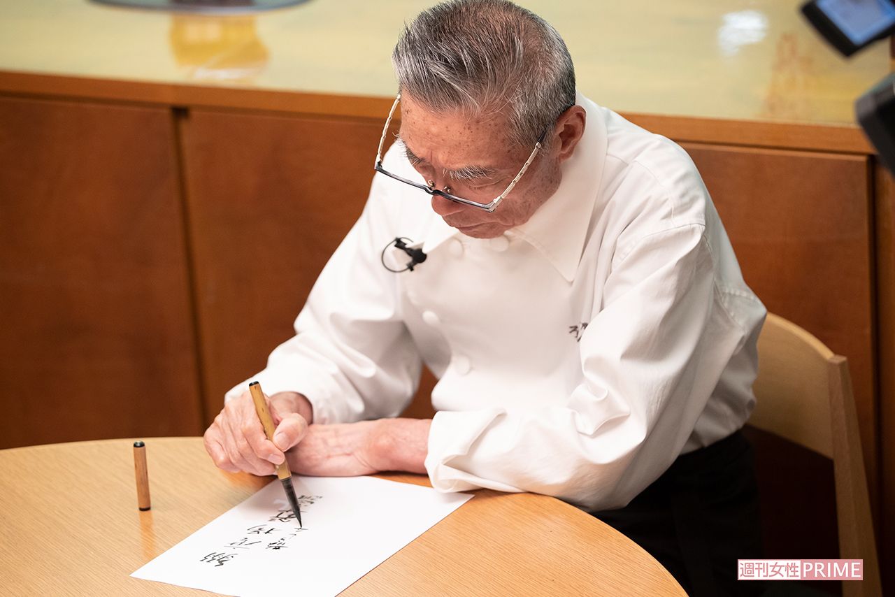 『料理の鉄人』でも、挑戦者が急いで調理を始めるなか、悠々と筆でお品書きをしたためる姿が印象的だった。今も、その習慣は変わらない　撮影／齋藤周造
