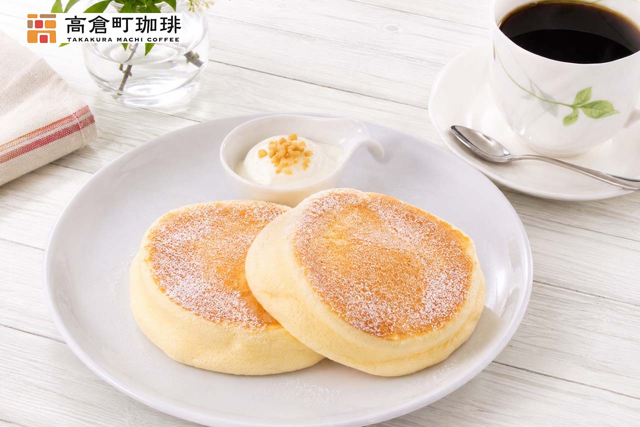 「高倉町珈琲」モーニングでは、注文ごとに焼き上げるふわふわ食感のリコッタパンケーキとお好みのソースが特価で楽しめる。「リコッタパンケーキ」モーニングサービスはドリンク料金＋500円