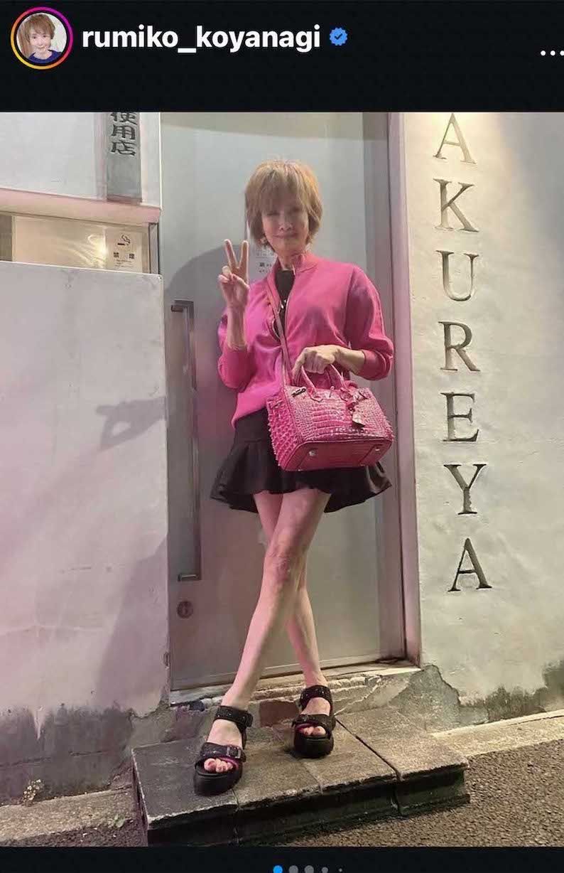 生脚見せフレアミニコーデが話題となった小柳ルミ子（本人のインスタグラムより）