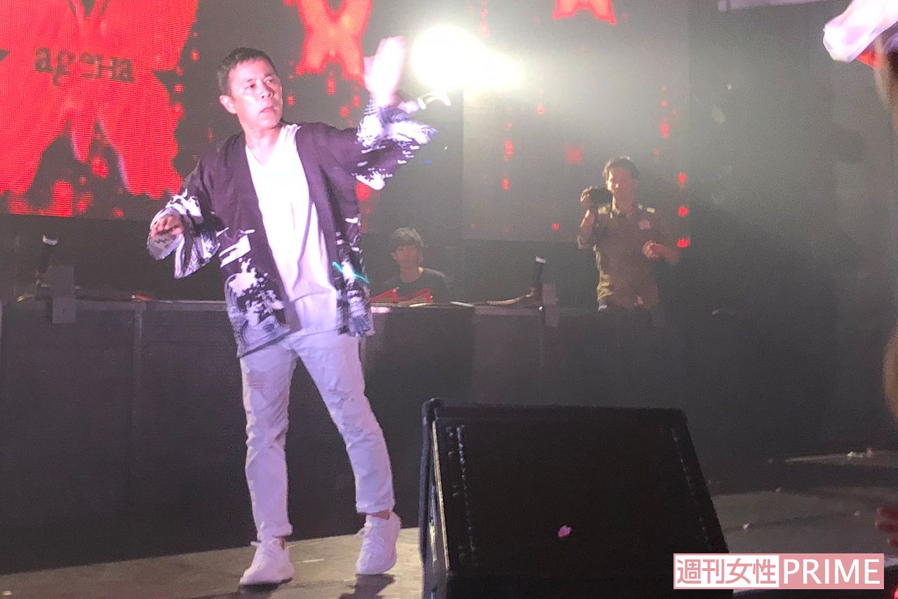 DJプレーをストップし、客席の前に登場。身振り手振りで盛り上げた岡村隆史