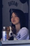 ドジャー・スタジアムで観戦する真美子さん。遠征にもついていくかも(Xより)