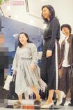 松嶋菜々子(写真中)、清原翔(写真右) 2次会に向かう途中、笑顔でほかの共演者たちと雑談していた