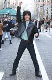 半田健人の『仮面ライダー555』変身ポーズ。「無茶ぶりですね」と笑いながらもビシッと