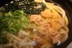 博多名物・かしわうどん。やわらかい食感の麺も特徴のひとつ