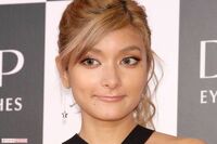 ローラの危険な“高露出”農作業姿を本職が心配「傷だらけに…」歓迎する人も“スピリチュアル派生”は危惧