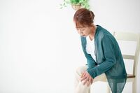 シニア女性に多い“ひざ痛”、原因のひとつは「背骨のゆがみ」柔道整復師が考案した簡単ストレッチで長年の…