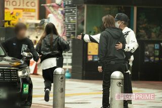 朝7時、合コンを終えて外に出てきた堂本光一と上田竜也（2022年）