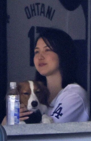 ドジャー・スタジアムで観戦する真美子さん。遠征にもついていくかも（Xより）