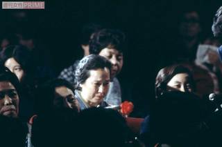 娘が日本歌謡大賞新人賞を受賞し涙ぐむ幸子さん（’72年）