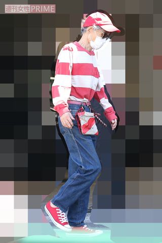 ウエストポーチも赤白のボーダー