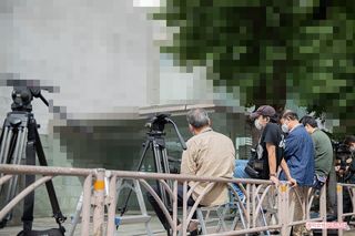 竹内さんが自殺したとみられる現場にかけつけた報道陣（2020年9月27日）