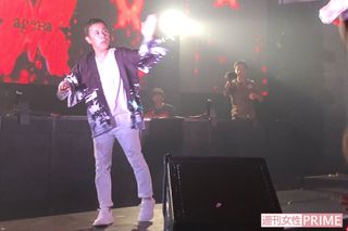 DJプレーをストップし、客席の前に登場。身振り手振りで盛り上げた岡村隆史